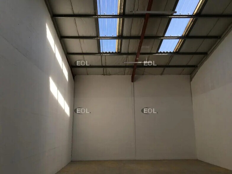 Flex in Lisses for lease - Interior Photo - Image 3 of 5