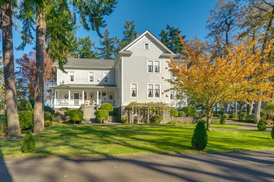 16022 SE River Rd, Milwaukie, OR 97267