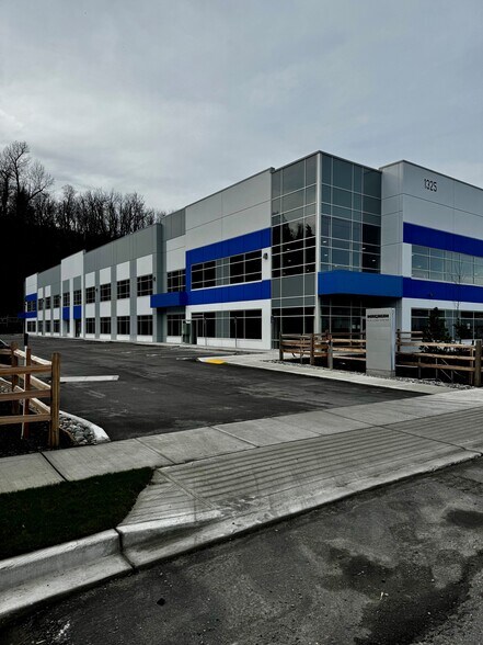 1325 Riverside Rd, Abbotsford, BC for lease - Building Photo - Image 1 of 4