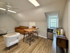 512 E Washington St, Chagrin Falls, OH for lease Interior Photo- Image 1 of 6