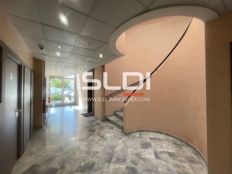 7 Rue Pascal, Bron for sale - Lobby - Image 2 of 6