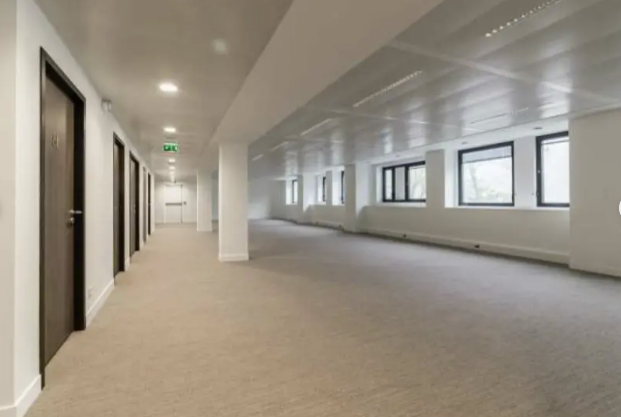 Office in Issy-les-Moulineaux for lease Interior Photo- Image 1 of 2
