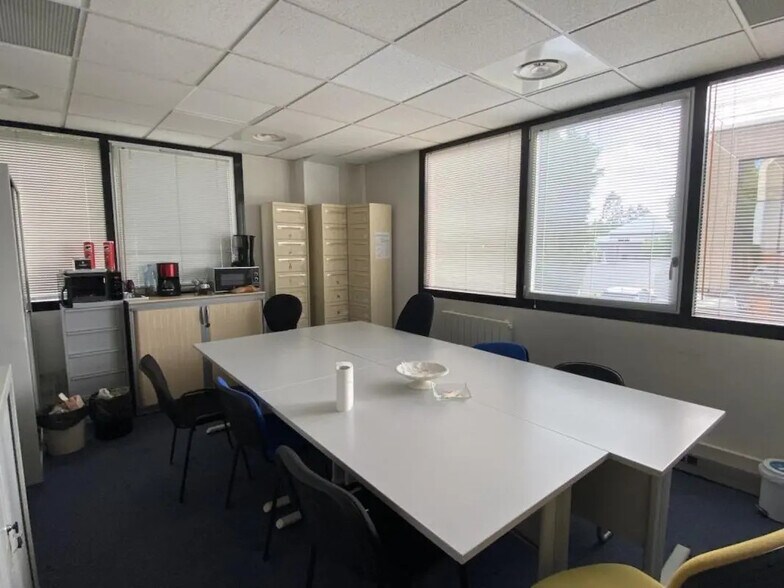 Office in Bois-Guillaume for lease - Interior Photo - Image 2 of 4