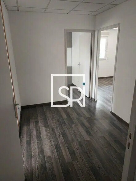 Flex in Coudes for lease - Building Photo - Image 3 of 12