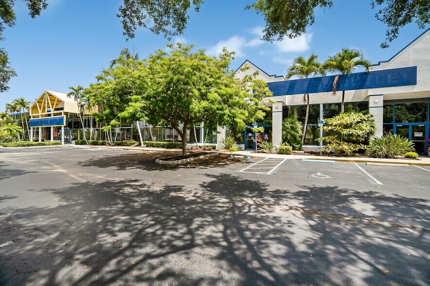 1601-1605 W Oakland Park Blvd, Oakland Park, FL for lease - Building Photo - Image 2 of 11