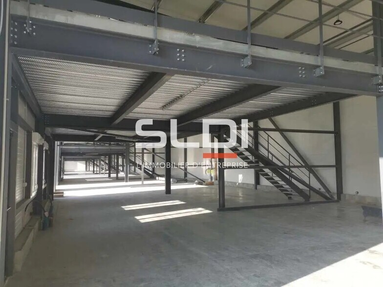 Flex in Morestel for lease - Interior Photo - Image 3 of 5