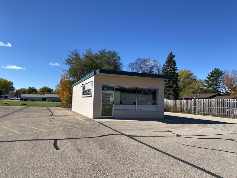 916 W Main St, Waupun, WI for sale - Primary Photo - Image 1 of 15