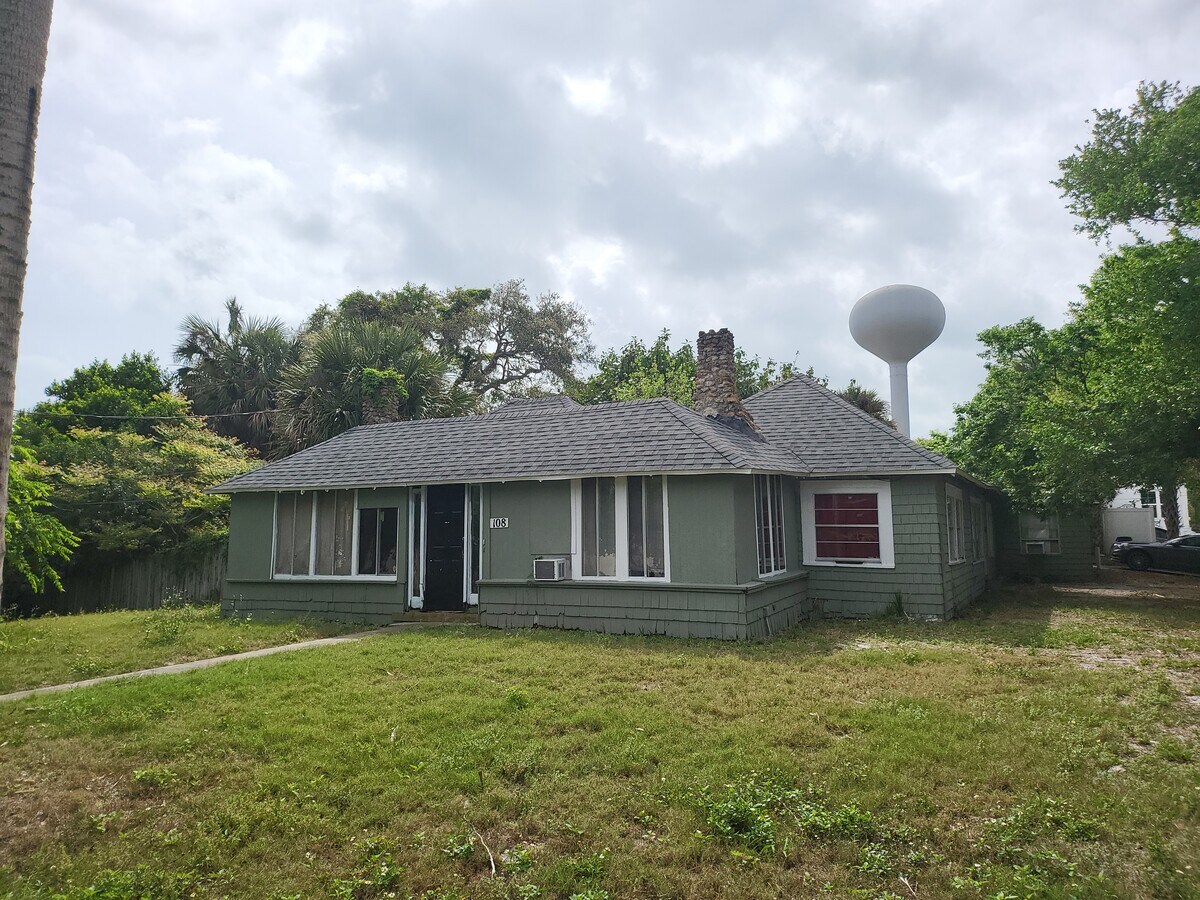 108 Flower Dr, Daytona Beach, FL 32118