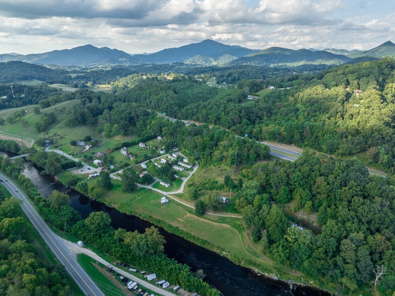 371 Riverview Dr, Waynesville, NC for sale - Building Photo - Image 3 of 66