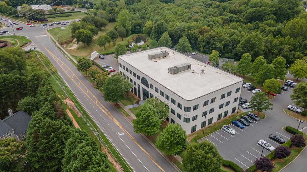 8900 NorthPointe Executive Park Dr, Huntersville, NC for lease - Building Photo - Image 2 of 14