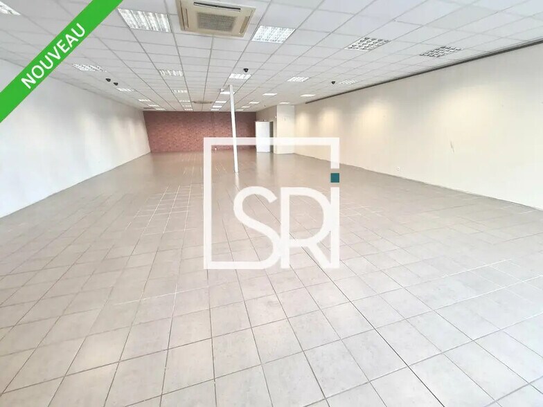 Retail in Lempdes for lease - Interior Photo - Image 2 of 12