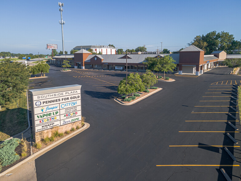 800-862 SW Blue Pky, Lees Summit, MO for lease - Building Photo - Image 1 of 16