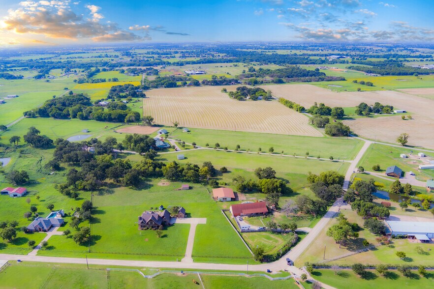 10693 Bobbie Ln, Pilot Point, TX 76258