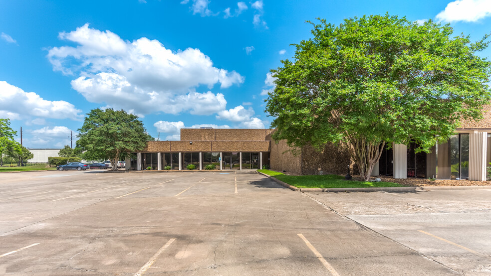 7000-7070 Empire Central Dr, Houston, TX for lease - Building Photo - Image 2 of 8