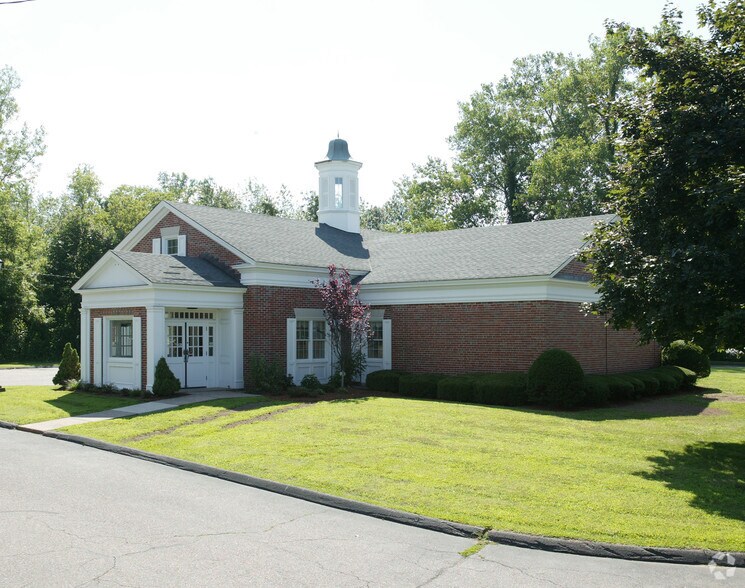 8 School St, East Granby, CT 06026