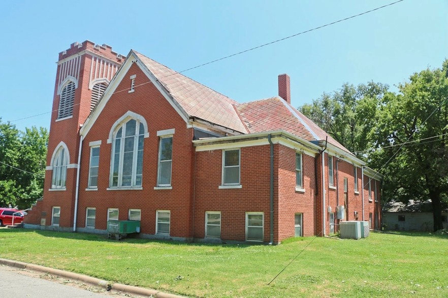 229 N Ash Ave, Valley Center, KS for sale - Primary Photo - Image 1 of 1