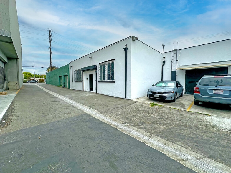 2209 Barry Ave, Los Angeles, CA for lease - Building Photo - Image 3 of 12