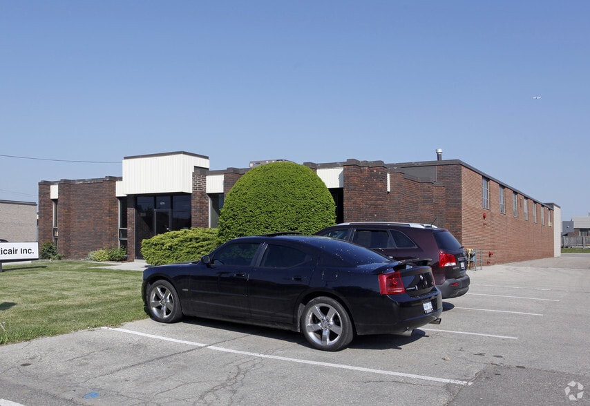 1275 Crestlawn Dr, Mississauga, ON for lease - Primary Photo - Image 1 of 2