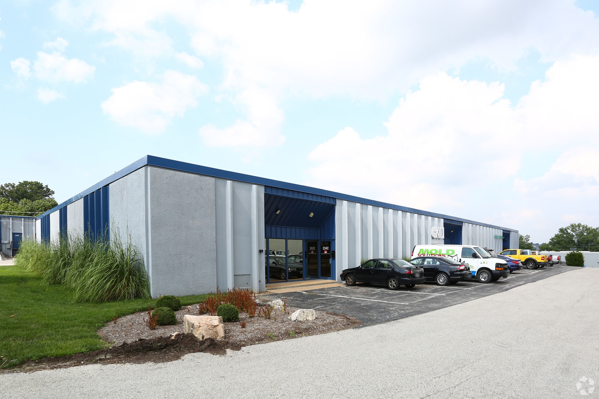 2330-2344 Weldon Pky, Saint Louis, MO for lease Primary Photo- Image 1 of 11