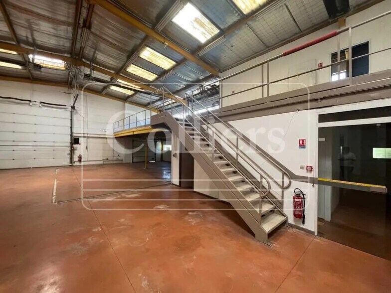 Flex in Vitrolles for lease - Interior Photo - Image 3 of 8