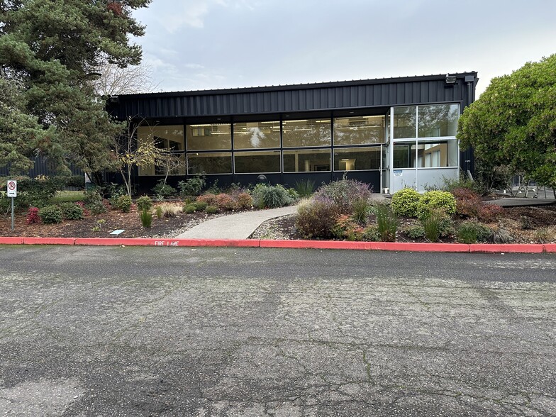 10450 SW Manhasset Dr, Tualatin, OR for lease - Building Photo - Image 2 of 3