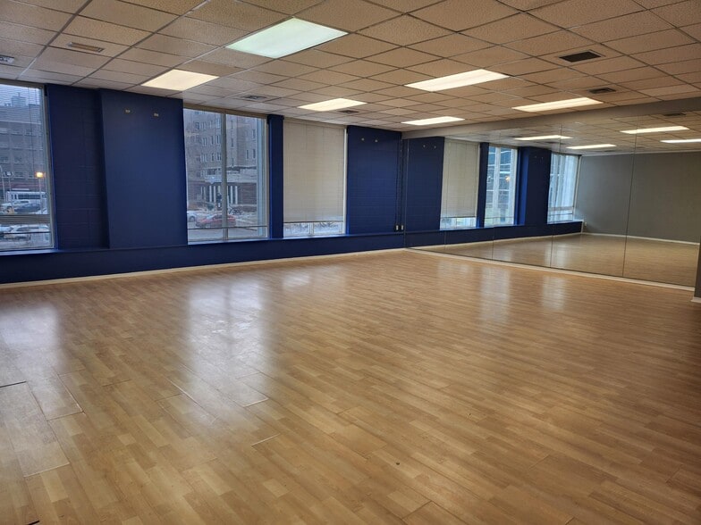 11203-11209 Jasper Ave NW, Edmonton, AB for lease - Interior Photo - Image 1 of 3