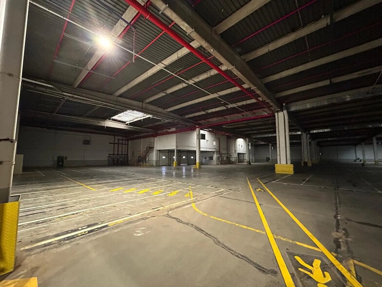 Rue De La Louvière, Fretin for lease - Interior Photo - Image 3 of 3