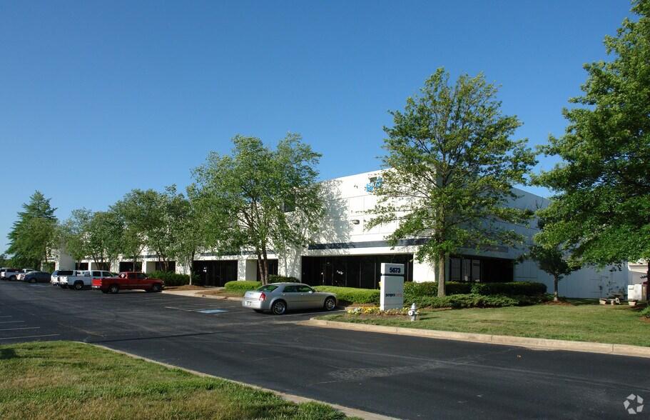 5673 Old Dixie Hwy, Forest Park, GA for lease - Building Photo - Image 2 of 9