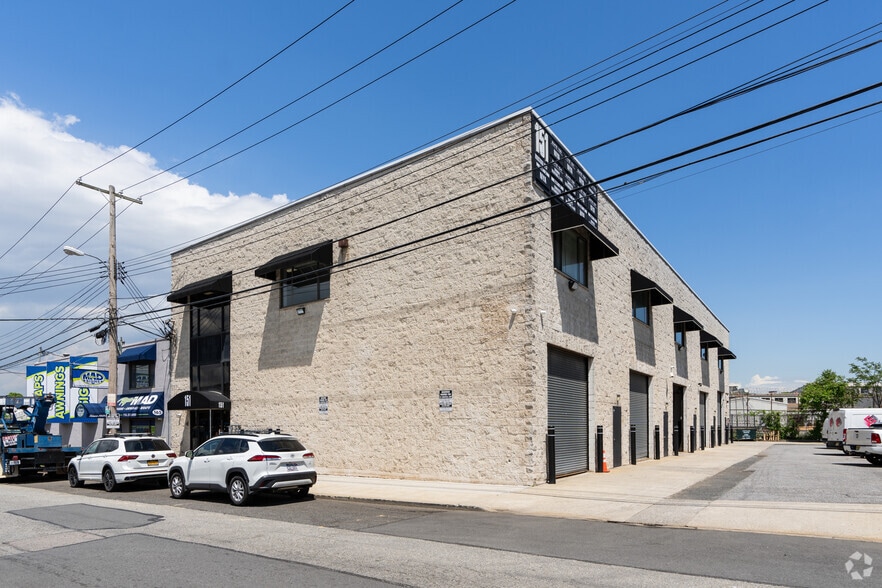 151 Industrial Loop, Staten Island, NY for lease - Primary Photo - Image 1 of 28