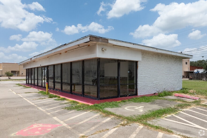606 E King Ave, Kingsville, TX for sale - Building Photo - Image 2 of 27