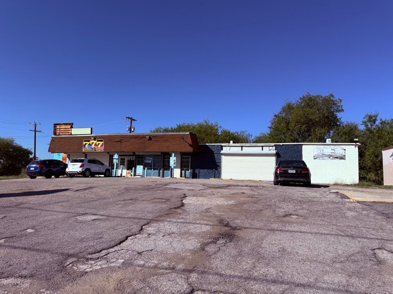 1447 W Hutchins Pl, San Antonio, TX for sale - Building Photo - Image 1 of 11