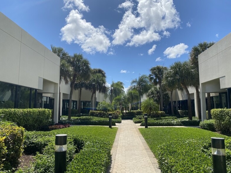 902 Clint Moore Rd, Boca Raton, FL for lease - Building Photo - Image 3 of 6