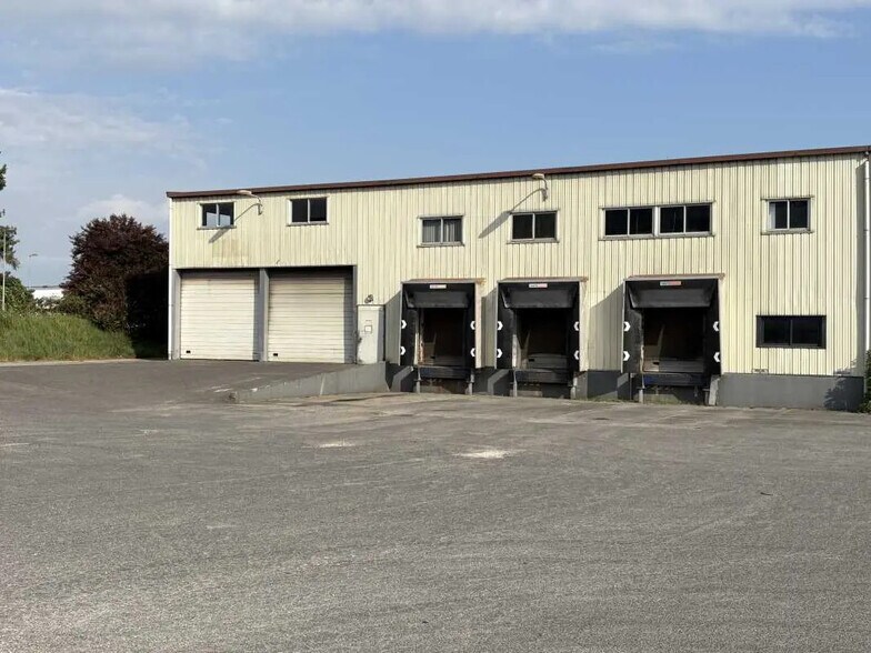 Office in Ormes for lease - Building Photo - Image 1 of 15