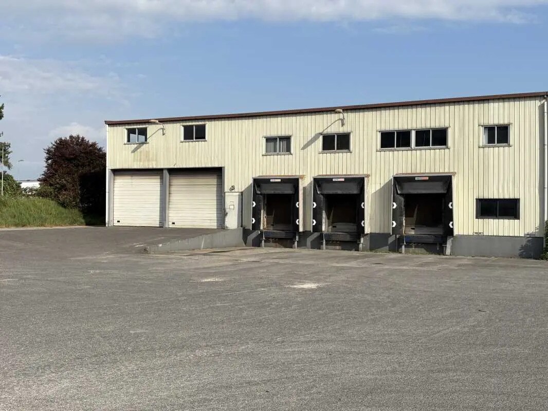 Office in Ormes for lease Building Photo- Image 1 of 16