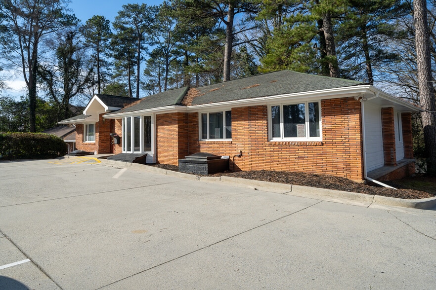 3136 Clairmont Rd NE, Brookhaven, GA for sale - Building Photo - Image 3 of 25