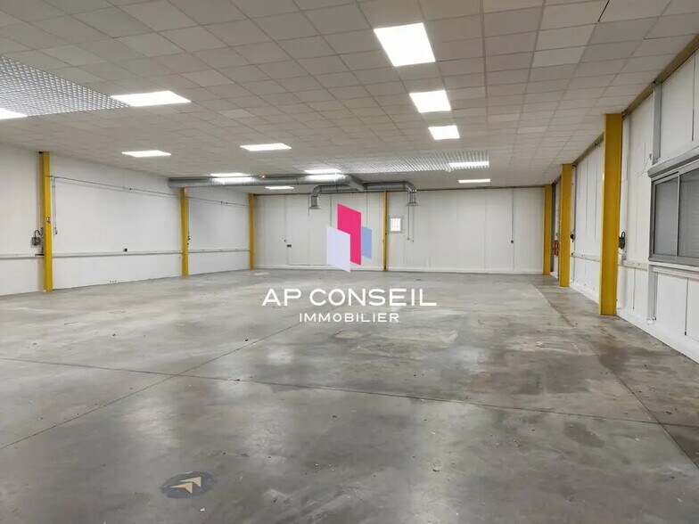 Office in Trappes for lease - Interior Photo - Image 2 of 5