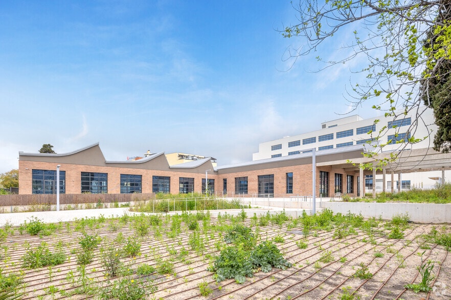 Carrer d'Enric Granados, 32-34, Esplugues de Llobregat, Barcelona for lease - Building Photo - Image 3 of 11