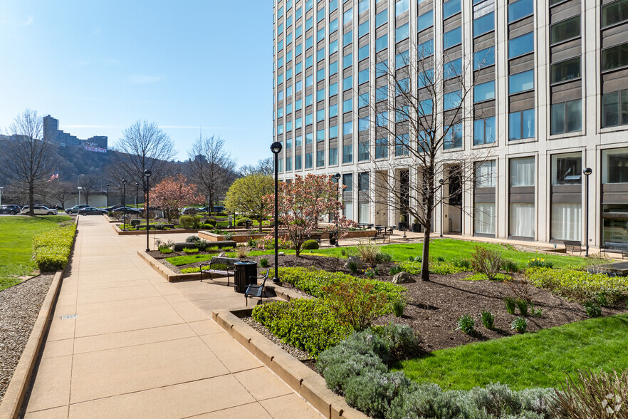 320 Fort Duquesne Blvd, Pittsburgh, PA for sale - Building Photo - Image 3 of 9