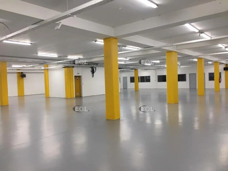 Flex in Créteil for lease - Interior Photo - Image 2 of 5