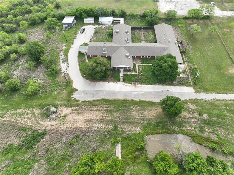 209 Country Club Dr, Karnes City, TX for sale - Building Photo - Image 3 of 13