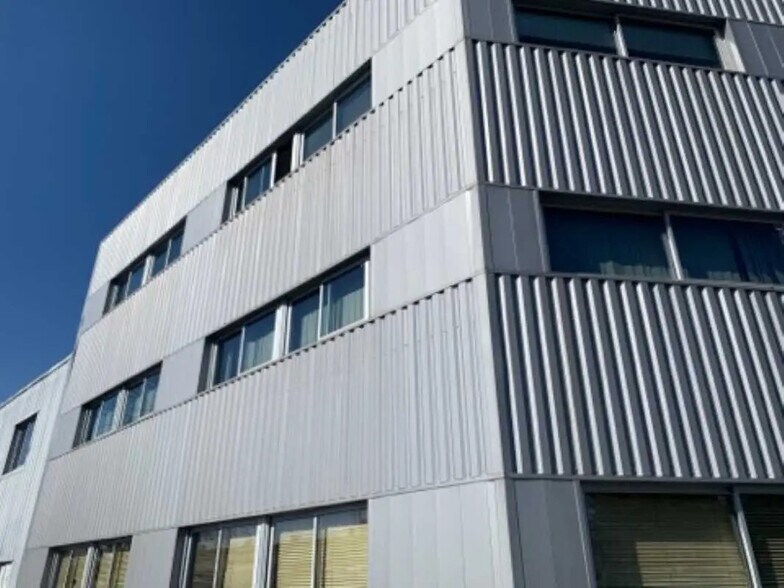 Office in Bègles for lease - Building Photo - Image 3 of 6