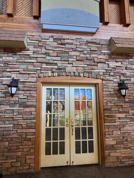 424 S Service Rd W, Grimsby, ON for lease - Building Photo - Image 3 of 18