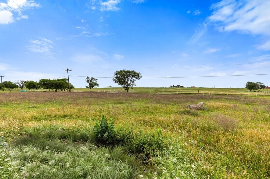 729 Twin Bends Rd, Crawford, TX for sale - Building Photo - Image 2 of 3