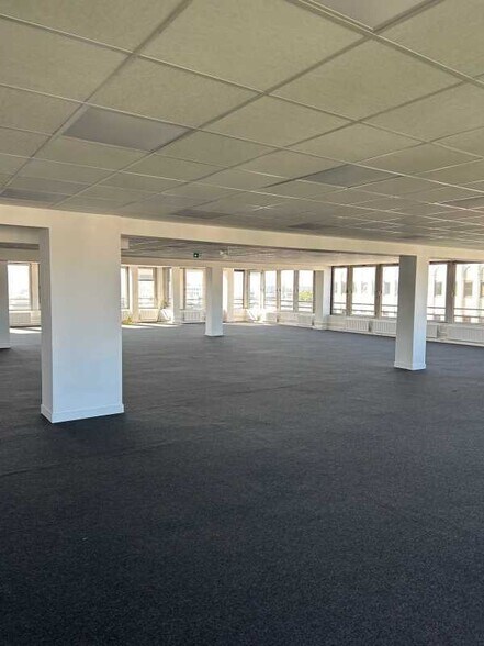 Office in Rouen for lease - Interior Photo - Image 2 of 4