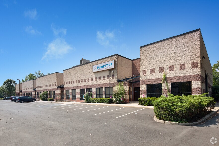 8 Commerce Way, Hamilton, NJ for lease - Building Photo - Image 3 of 11