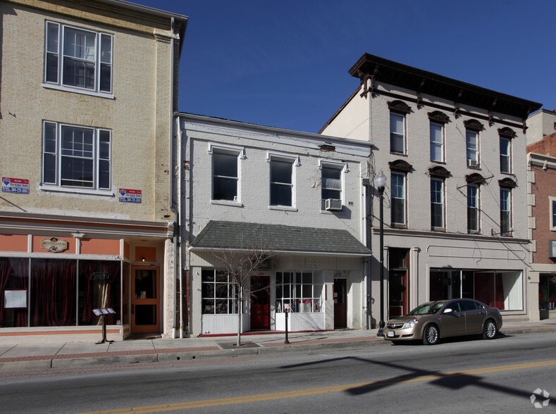128-130 W Washington St, Charles Town, WV for lease - Primary Photo - Image 1 of 3