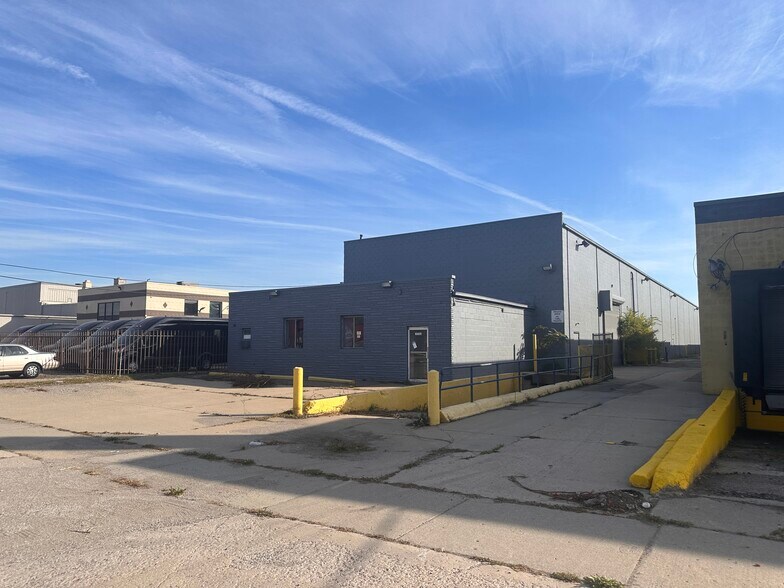 22752 Hoover Rd, Warren, MI for sale - Building Photo - Image 1 of 1