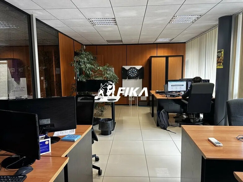 Office in Saint-Jean for lease - Interior Photo - Image 2 of 25