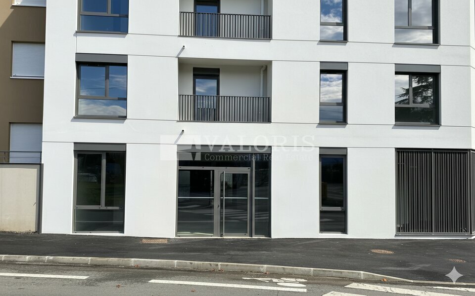 Retail in Écully for lease Building Photo- Image 1 of 7