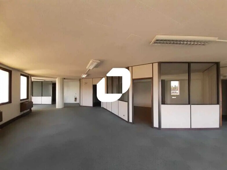 Office in Saint-Aubin for lease - Interior Photo - Image 3 of 8